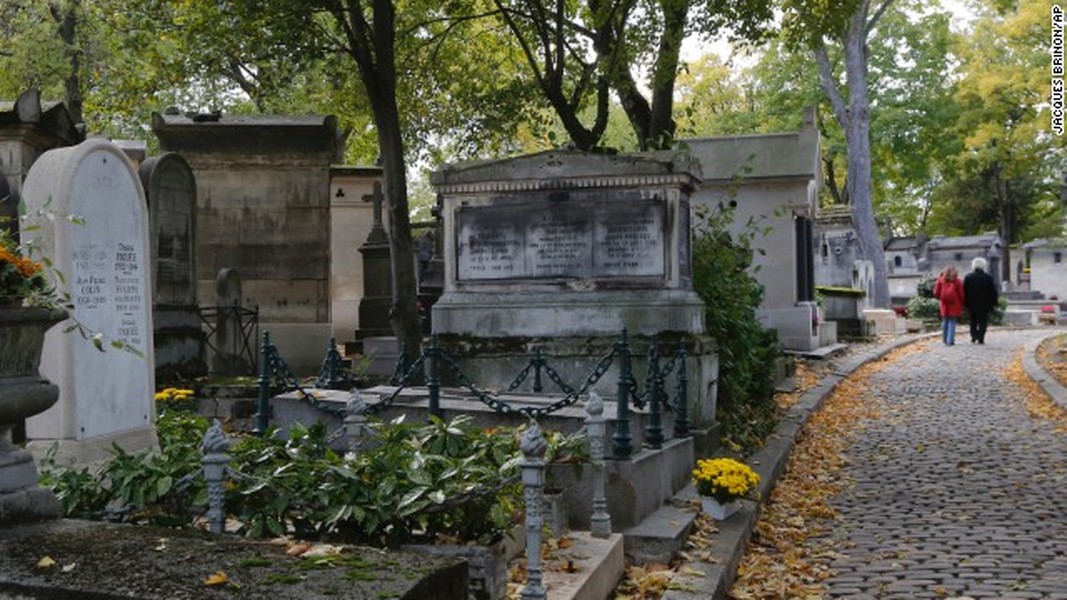 Nghĩa trang Père-Lachaise, Paris. Được xây dựng năm 1804, Père-Lachaise rất vinh dự khi được Hoàng đế Napoleon đích thân khởi công. Trong ngày mở cửa đầu tiên, vị vua nước Pháp lừng danh một thời tuyên bố: “Mọi cư dân đều có quyền được chôn cất ở nghĩa trang này bất kể chủng tộc hay tôn giáo nào”.